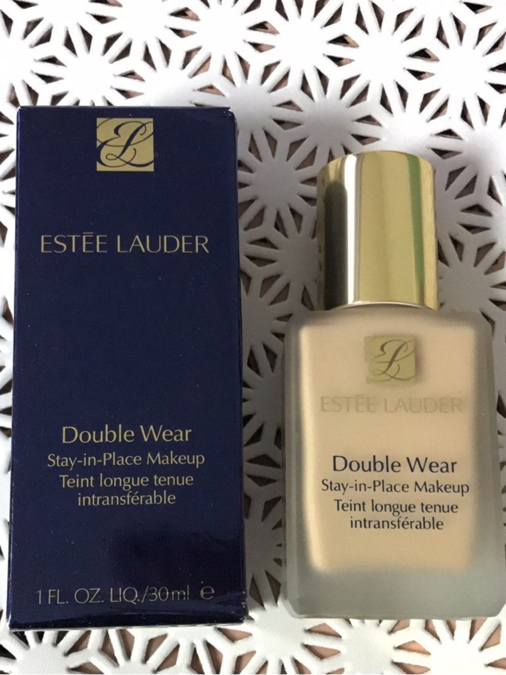 Estée Lauder Double Wear Foundation - Navy Box & Cream Bottle